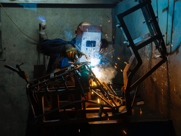 Photo d'un homme en train de faire une soudure 